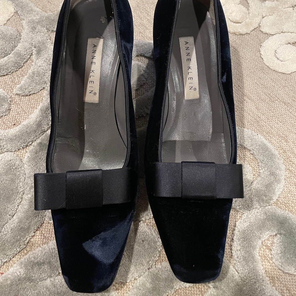 Velvet and leather Anne Klein pumps